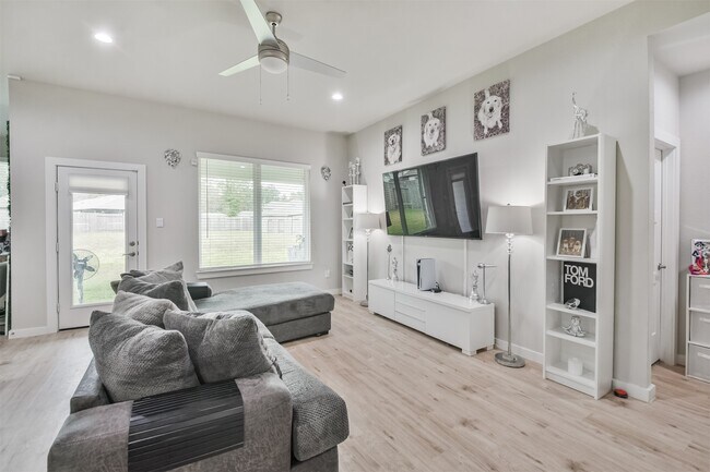 Building Photo - 14226 Lake Lodge Dr