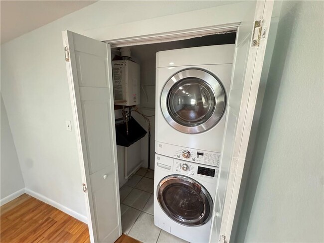 Building Photo - 320 S Washington Ave