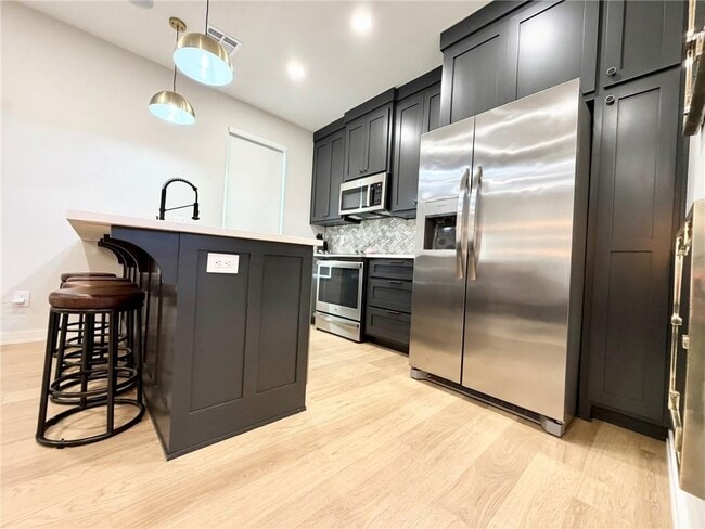 Building Photo - 611 SW 2nd St