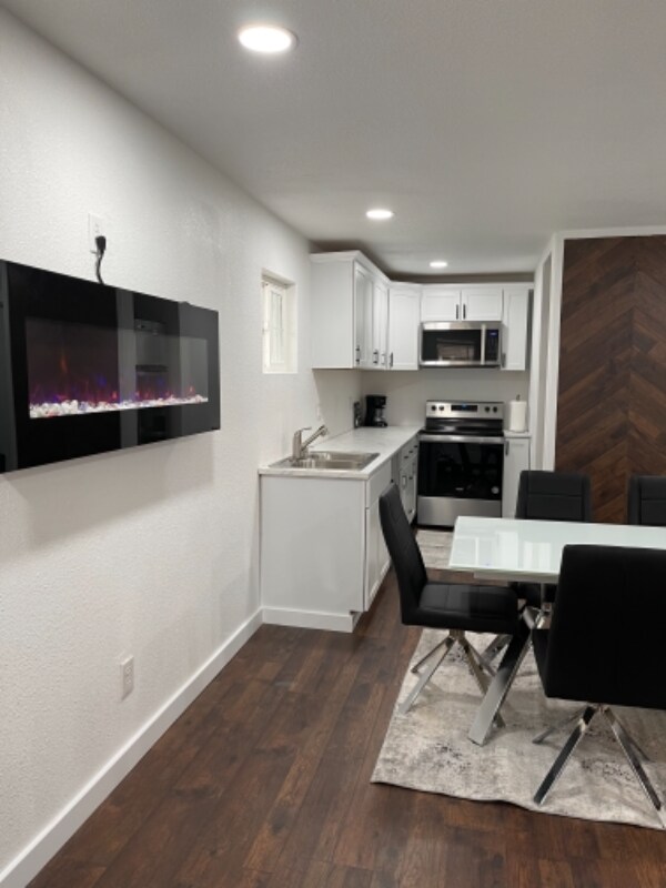 Building Photo - 804 Sheridan St