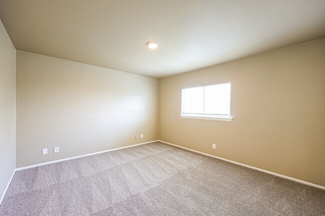 Building Photo - Recent remodeled! 4 bedroom, two living areas and loft!