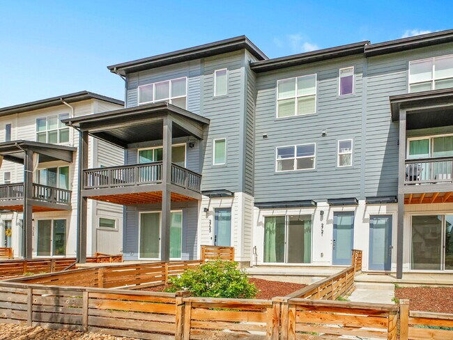 Building Photo - $2,750 - 2 Bed, 2.5 Bath Townhome in Broom...