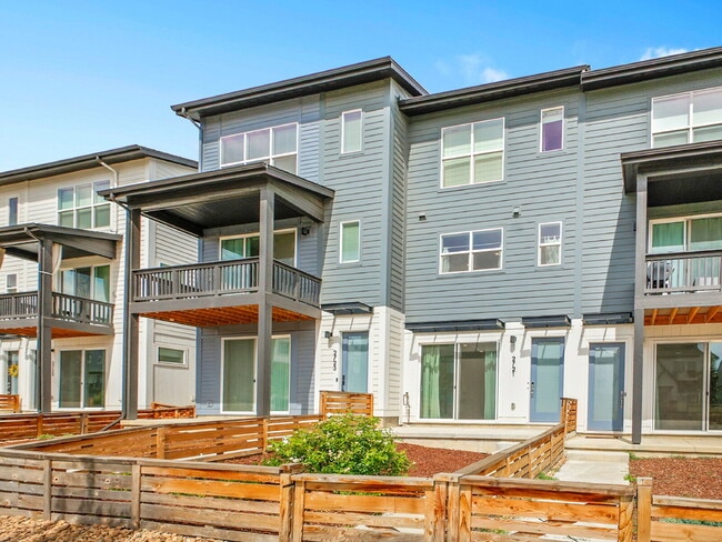 Building Photo - $2,850 - 2 Bed, 2.5 Bath Townhome in Broom...