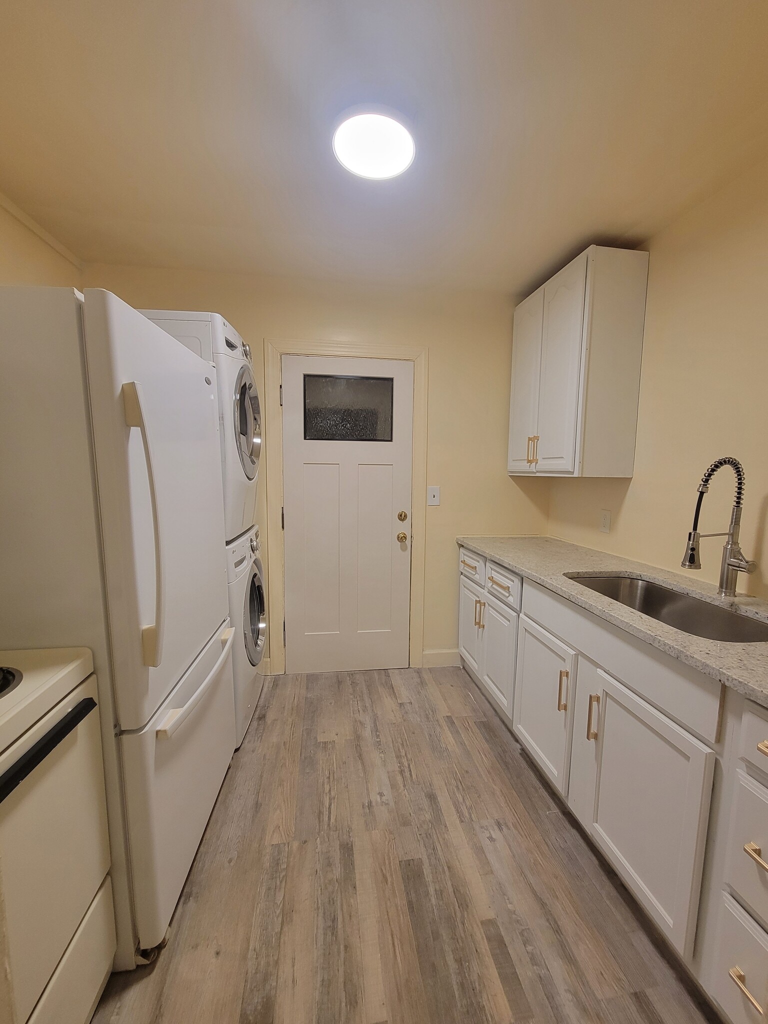 Building Photo - 640 Rowan Dr