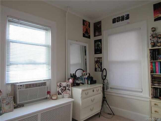 Building Photo - 242 William St