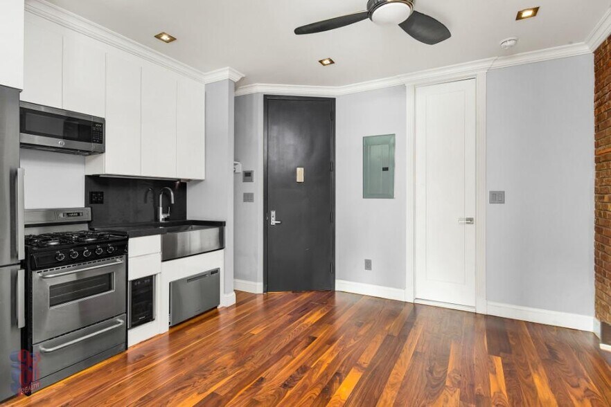 Building Photo - 16 E 116th St
