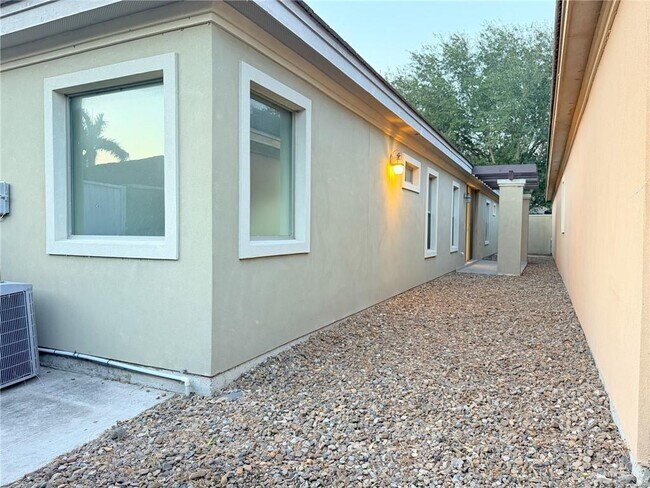 Building Photo - 29 E Uphall Ave