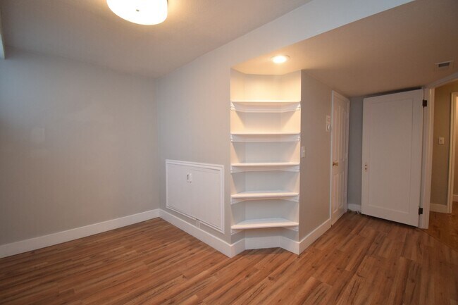 Building Photo - Unique 6 Bedroom Home in Midvale!