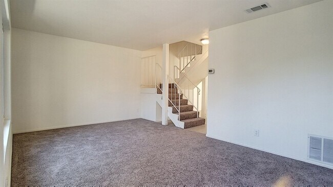 Building Photo - 3BR 1.5BA Townhome with 2 Car Garage, Larg...