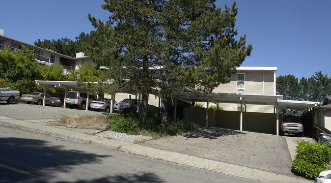 Building Photo - 2027 Ascot Dr