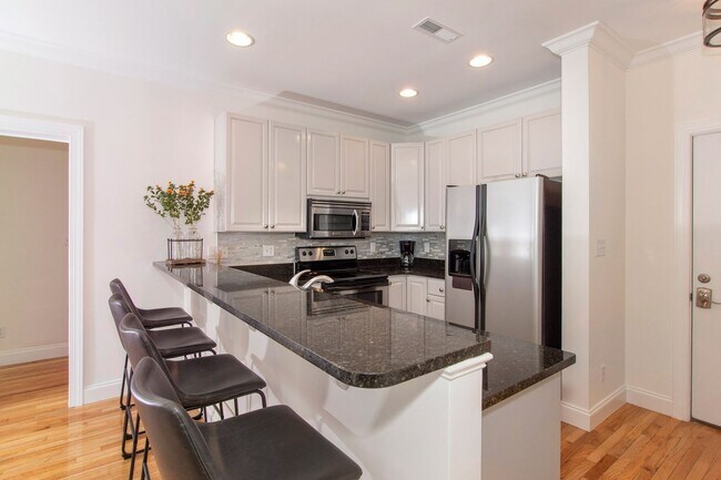 Building Photo - Luxurious Furnished Downtown Condo - 6-18 Month Lease Available!