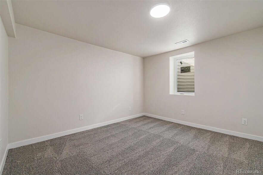 Building Photo - 952 S Garland Way