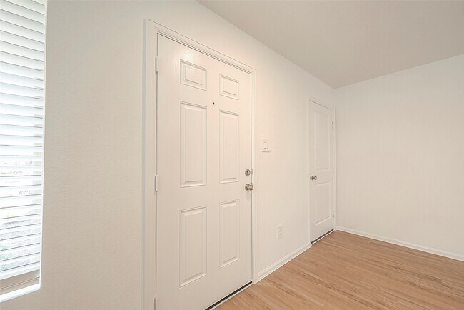 Building Photo - 1491 Las Cuevas Dr
