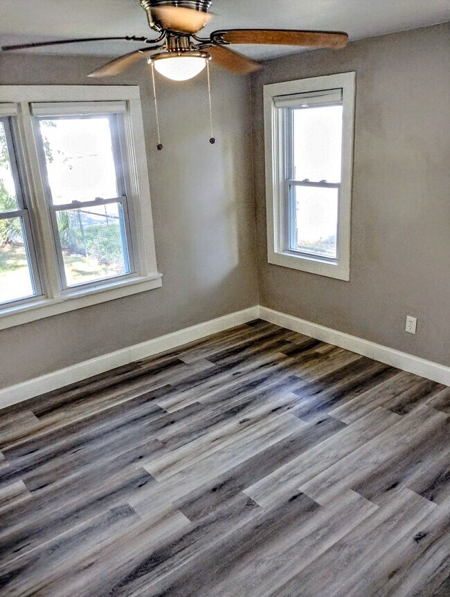 Building Photo - Daytona Beach Bungalow