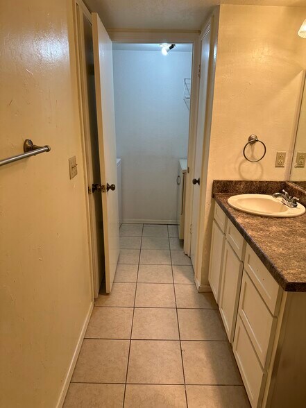 Master bathroom with connected laundry room - 11525 N Meridian Ave