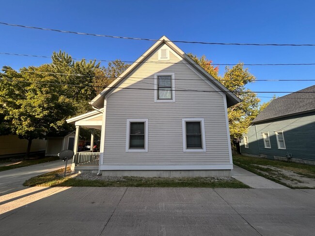 Building Photo - Four Bedroom Home in Eastown GR
