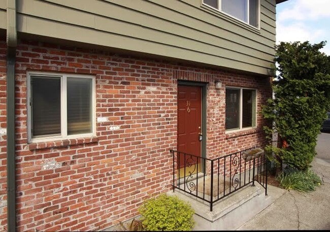 Building Photo - FREE RENT SPRING SPECIAL - 1 Bedroom Condo Near OHSU + Parking