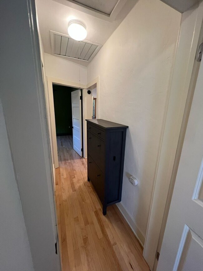 Building Photo - Walk to Campus From This Cute 2 Bedroom Back House