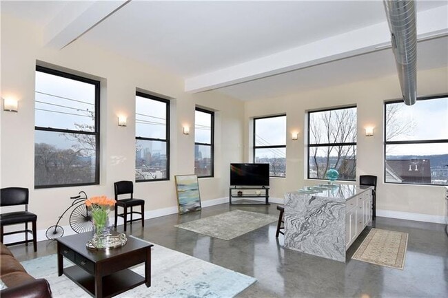 Building Photo - 2301 Mission St