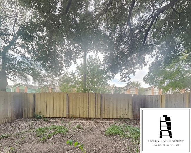 Spacious and gated backyard - 2418 Allred Dr