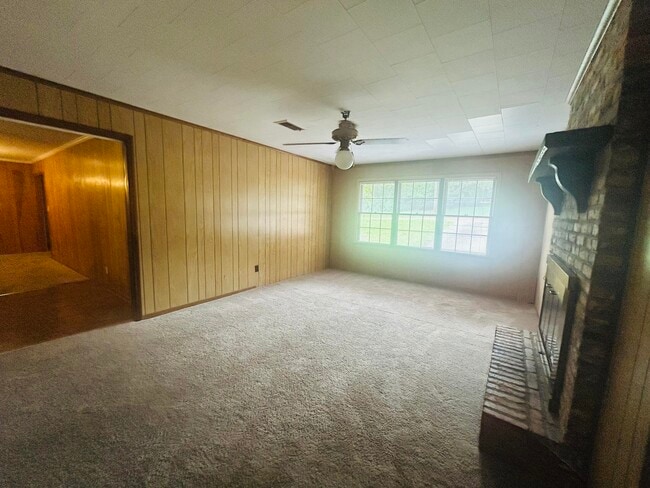 Building Photo - 905 Eisenhower Dr