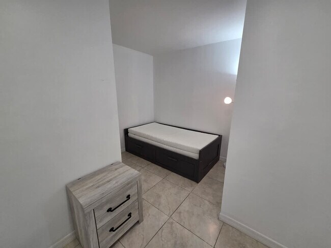 Building Photo - 806 NE 4th St