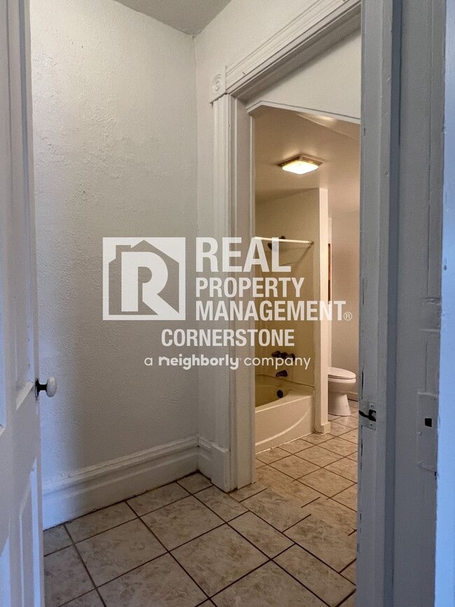 Building Photo - Charming 1BR Apartment in Historic Vine Neighborhood – Close to Downtown & Bronson