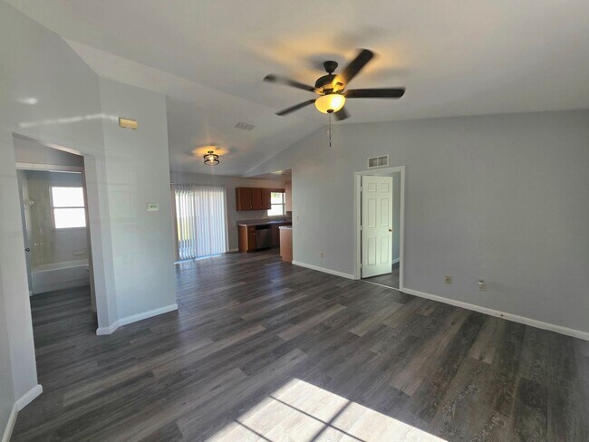 Building Photo - 7 Dogwood Ct