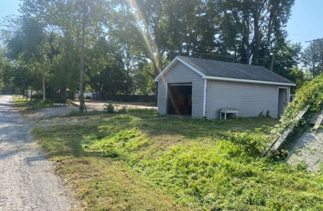 Building Photo - Large Yard & Garage! - $490 Month / $800 Down