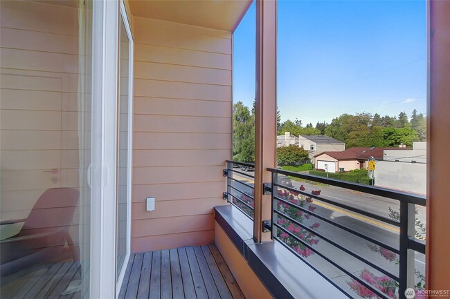 Building Photo - 2Bd/2Ba Seattle Townhouse