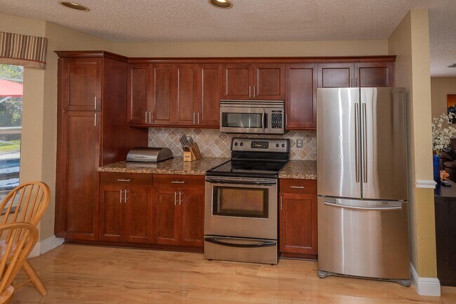 Building Photo - 1490 S Club Dr