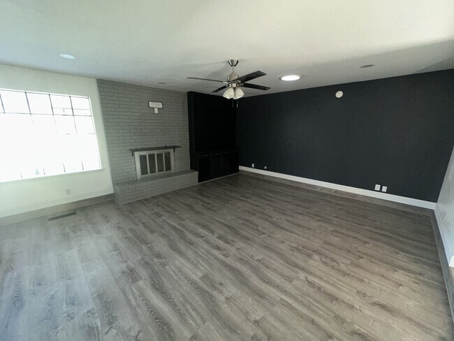 Building Photo - 5208 Mackleman Dr