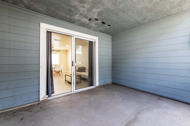 Building Photo - 21249 Figueroa St