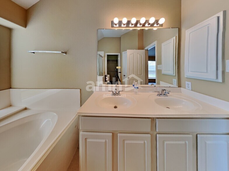 Building Photo - 2918 Meridian Bay Ln