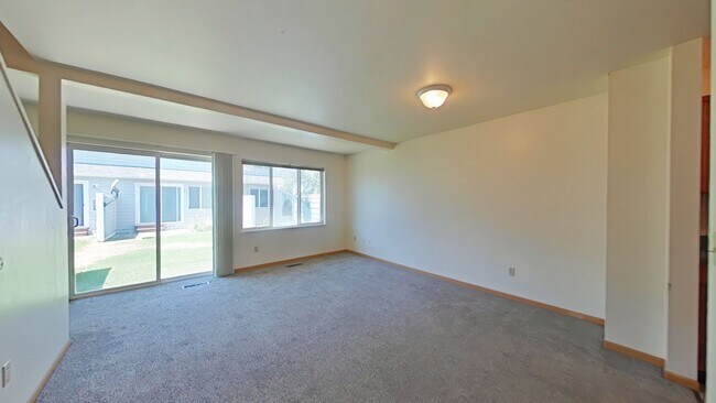 Building Photo - Gorgeous 2 Bedroom 1 Bathroom Townhouse St...