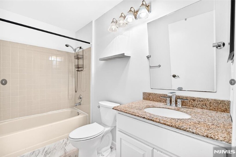 Building Photo - 556 Holly Ct