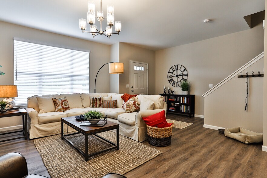 Building Photo - Creekside Landing