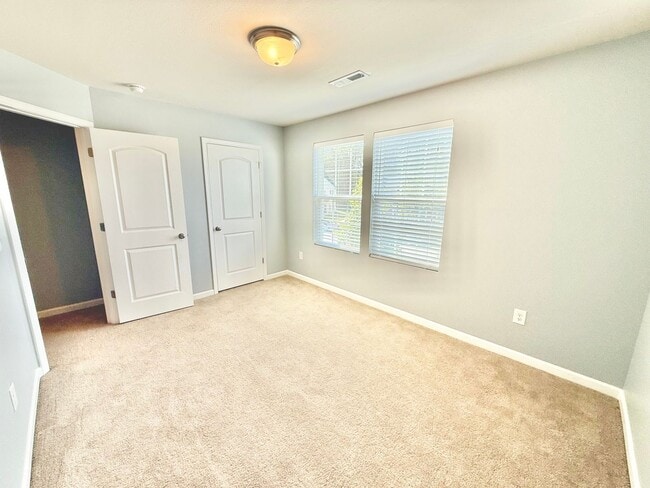 Building Photo - Beautiful 2 Bed 2.5 Bath townhome located ...