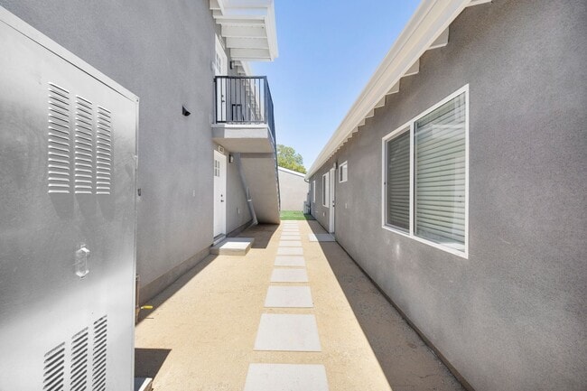 Building Photo - 4 Bedroom, 2 Bathroom Home – Near CSULB