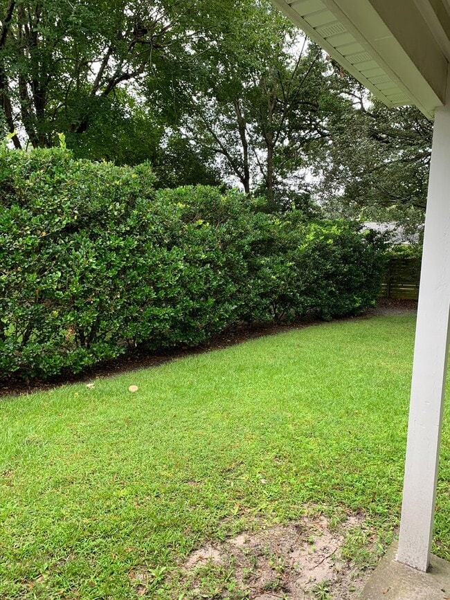 Building Photo - $500 OFF 1ST MONTHS RENT! Lawncare include...