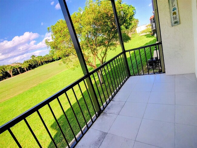 Building Photo - 9411 N Hollybrook Lake Dr