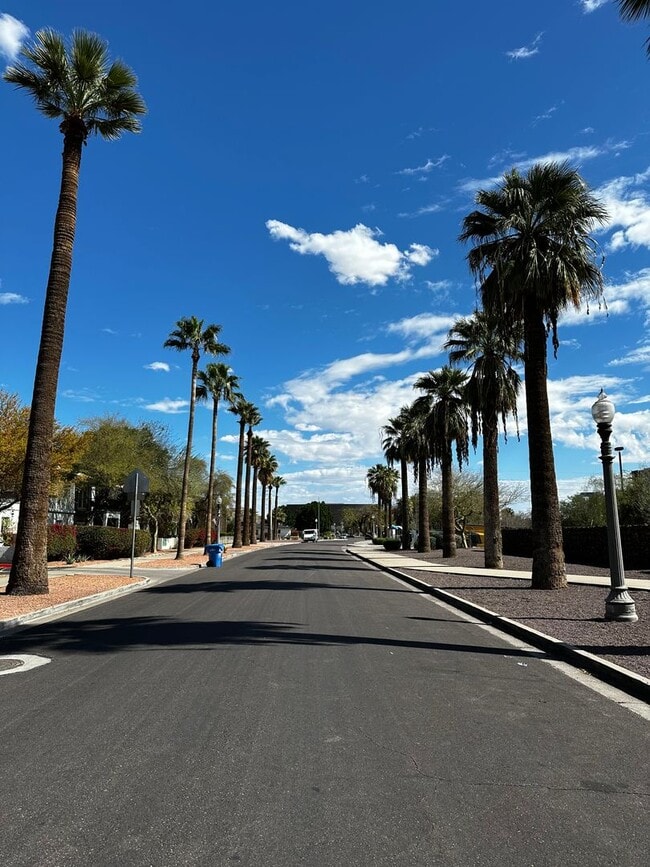 Building Photo - Historic District 2 bed 1 bath & Large Storage Unit near Friendship Garden of PHX