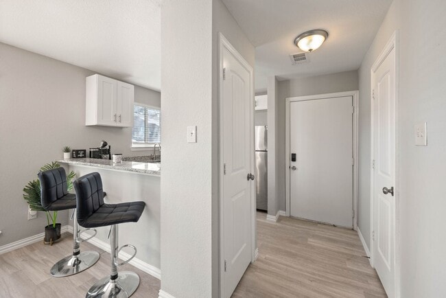 Building Photo - Furnished Condo with Modern Finishes in Arlington - Flexible Lease Terms