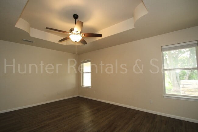 Building Photo - Move-In Ready Gem with Spacious Backyard