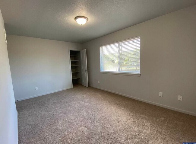 Building Photo - Available now! 3 bedroom ~ 2.5 Bathroom st...