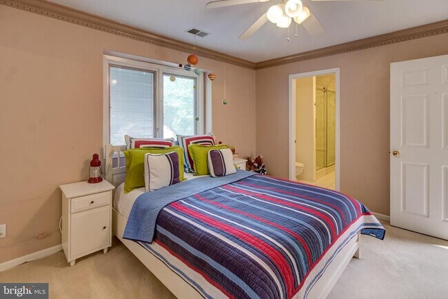 Building Photo - 307 Sayre Dr