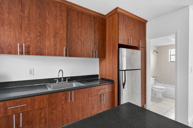 Building Photo - Bright & Modern 1-Bedroom Apartment in Prime Oakland Park Location