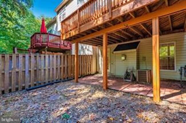 Building Photo - WELL MAINTAINED TOWNHOUSE WITH ONE CAR GARAGE, DECK,