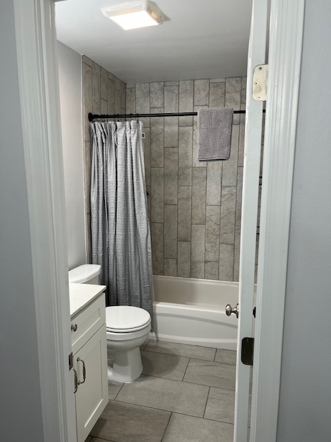 2nd Floor Full Bath, Vanity, Toilet, Exhaust Fan/Light, Tub/Shower, Shower Curtain, Fixtures, Paint - 4444 E Belleview St