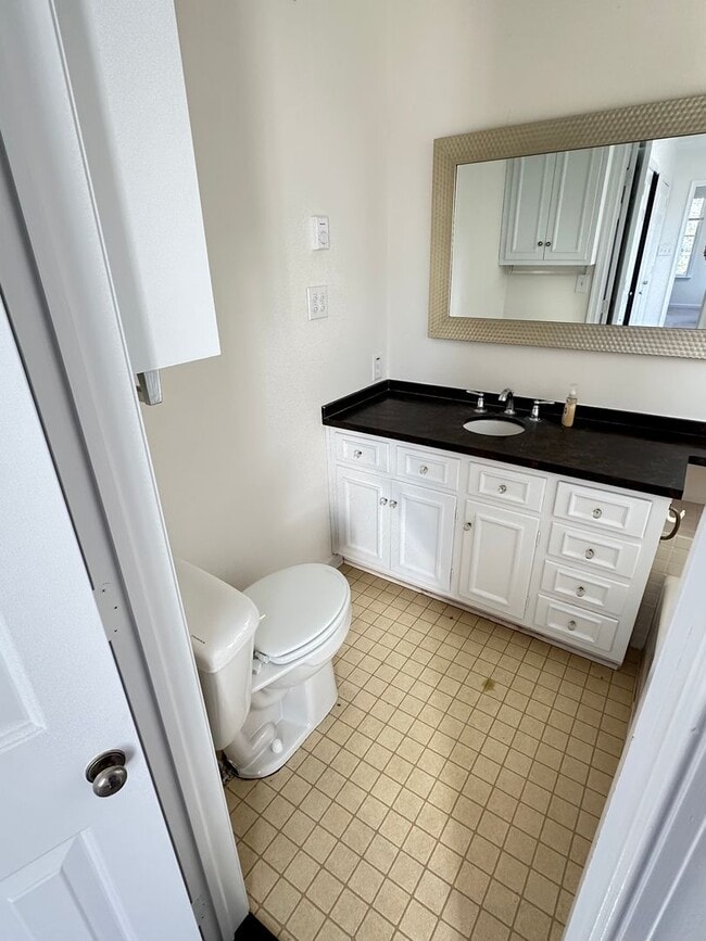 Building Photo - 503 Newport Ave